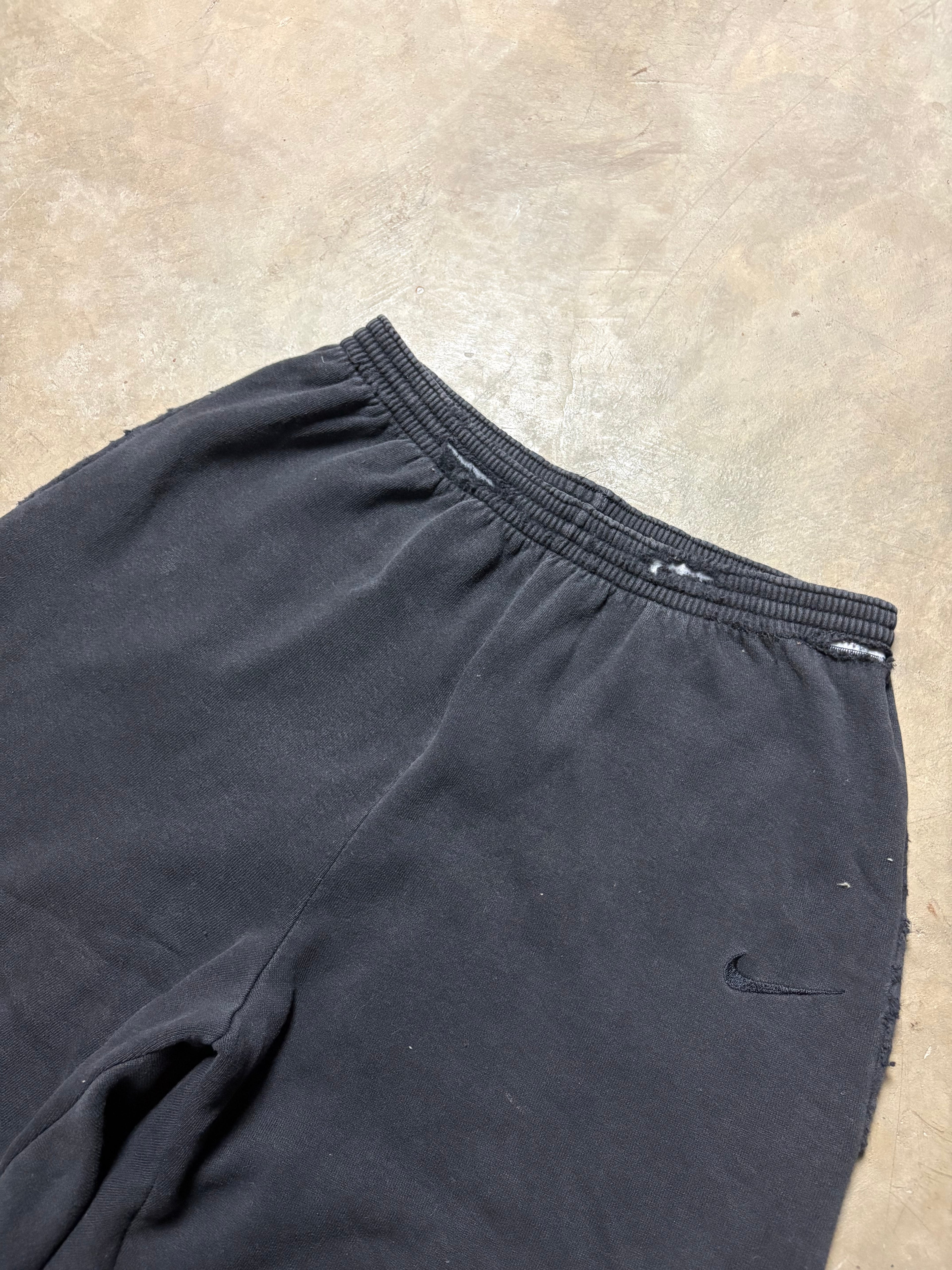 Vintage 90's Distressed Nike Baggy 3/4 Sweatshort - L